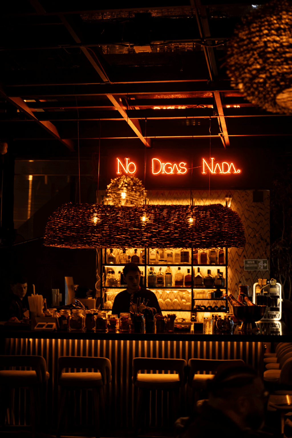 Vista del bar con botellas y ambiente íntimo