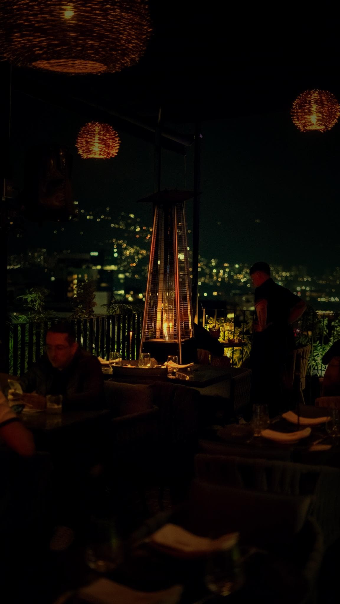Vista nocturna del rooftop NDN con luces de Medellín